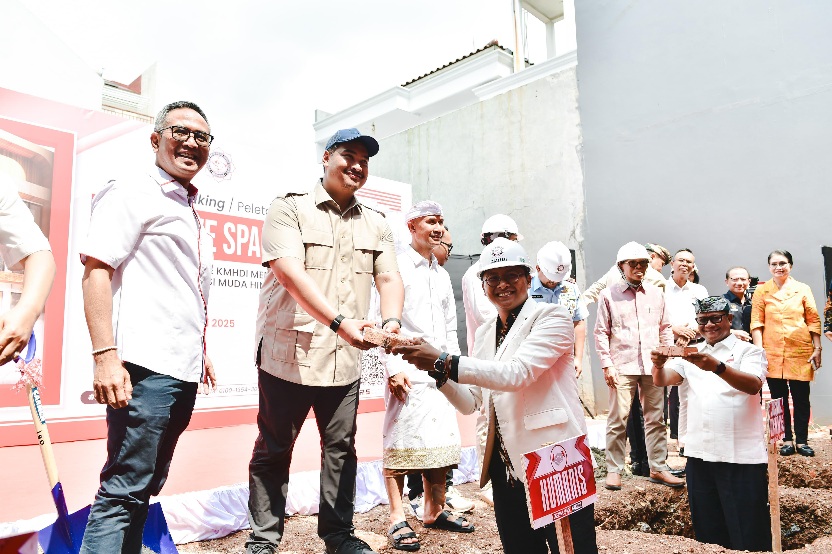 Menteri Pemuda dan Olahraga Republik Indonesia (Menpora RI) Dito Ariotedjo, secara resmi meletakkan batu pertama/ground breaking sebagai tanda pembangunan Creative Space KMHDI (Kesatuan Mahasiswa Hindu Dharma Indonesia) di Perumahan Jatinegara Baru, Jl. G