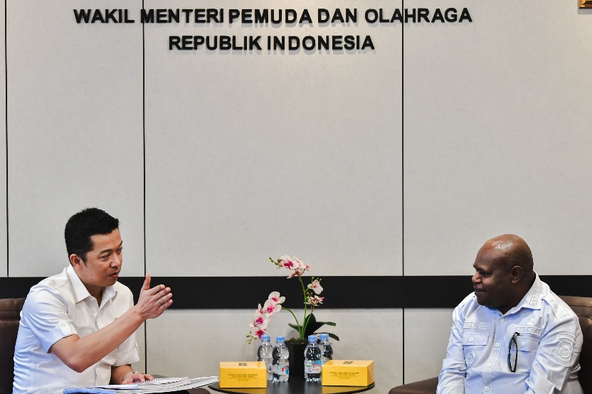 Wakil Menteri Pemuda dan Olahraga Republik Indonesia (Wamenpora RI) Taufik Hidayat menerima audiensi Bupati Dogiyai, Yudas Tebai bersama jajarannya di Kantor Kemenpora, Jakarta, Rabu (15/7).(foto:Andre/kemenpora.go.id)