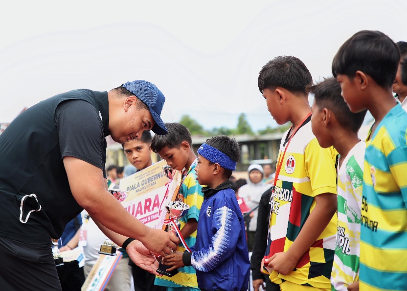 Menteri Pemuda dan Olahraga (Menpora) RI Dito Ariotedjo secara resmi membuka rangkaian turnamen sepak bola Piala Menpora U12 dan U15 tahun 2025 di Lapangan Gambesi, Kota Ternate, Maluku Utara (Malut), Kamis (17/7) sore. (foto:raiky/kemenpora.go.id)