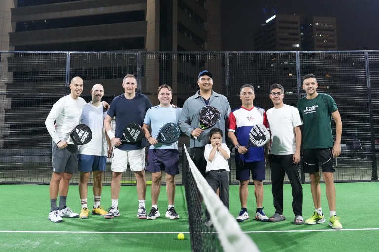 Menteri Pemuda dan Olahraga Republik Indonesia (Menpora RI), Dito Ariotedjo, menerima kunjungan dari Presiden Levante Football Team, Jon Danvila, di Lapangan Padel, Rooftop Wisma Kemenpora, Jakarta, Sabtu (19/7).(foto:Herry/kemenpora.go.id)