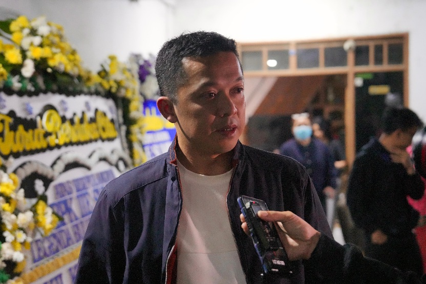 Wakil Menteri Pemuda dan Olahraga Republik Indonesia (Wamenpora RI) Taufik Hidayat, takziah ke almarhum Iie Sumirat di rumah duka Jl. Sukabakti VII No.60, RT/RW. 03/07, Sukapura, Kiaracondong, Bandung, Jawa Barat.(foto:Gilang/kemenpora.go.id)