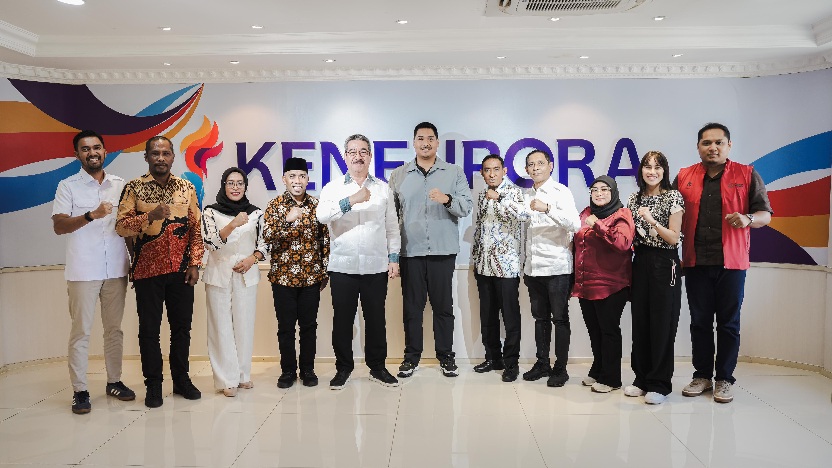 Menteri Pemuda dan Olahraga (Menpora) RI Dito Ariotedjo menerima audiensi Gubernur Maluku Hendrik Lewerissa bersama Wali Kota Tual Akhmad Yani Renuat di Lantai 10 Graha Kemenpora, Jalan Gerbang Pemuda Nomor 3, Senayan, Jumat (25/7) sore.(foto:Rafli/kemenp