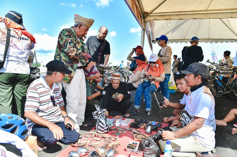 Ajang Festival Olahraga Masyarakat Nasional (FORNAS) VIII 2025 di Nusa Tenggara Barat ternyata menjadi daya tarik bagi Komunitas Sepeda Tua Indonesia (Kosti). Salah satunya Sani Lais, penjual klitikan sepeda tua dari Magelang yang menempuh perjalanan naik
