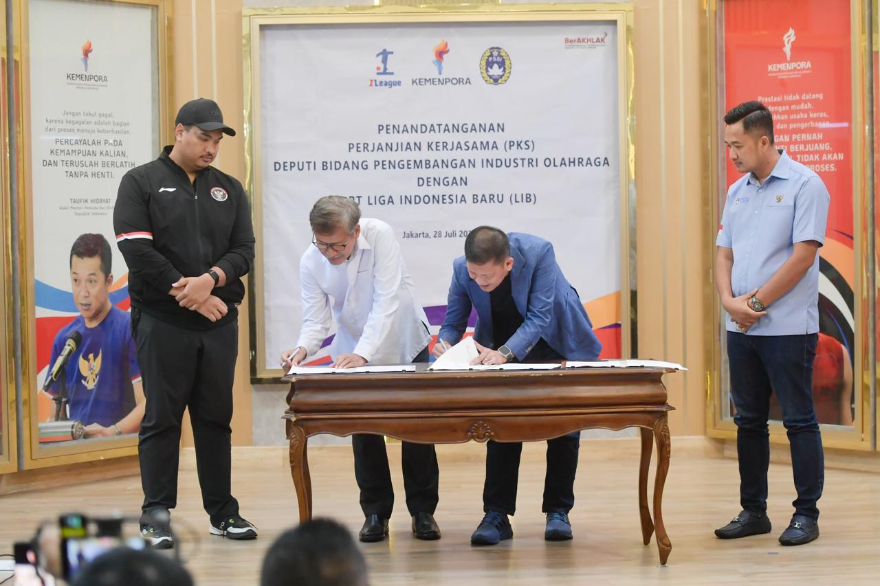 Menpora Dito Saksikan Penandatanganan Perjanjian Kerja Sama (PKS) Kemenpora dengan PT LIB