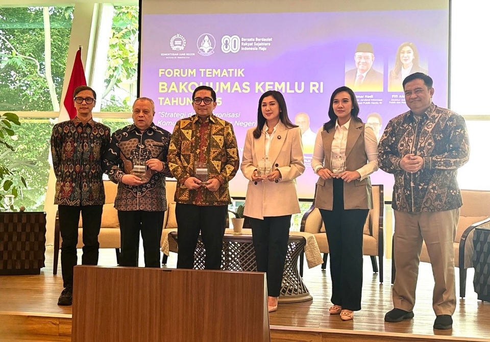 Pemerintah terus memperkuat posisi Indonesia di kancah internasional melalui strategi komunikasi publik luar negeri yang terstruktur dan terintegrasi lintas sektor. Hal ini ditegaskan dalam Forum Bakohumas yang diselenggarakan oleh Kementerian Luar Negeri