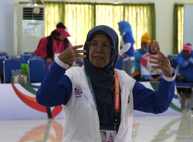 Di tengah riuhnya Festival Olahraga Masyarakat Nasional (Fornas) VIII di Nusa Tenggara Barat (NTB), sosok perempuan lansia tampak mencuri perhatian. Dia adalah Nelly Rohati, wanita berusia 73 tahun asal Kabupaten Lahat, Sumatera Selatan. (foto:jefris/keme