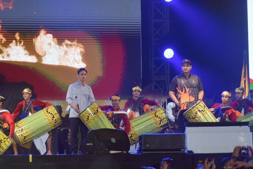 Menteri Pemuda dan Olahraga Republik Indonesia (Menpora RI) Dito Ariotedjo mendampingi Wakil Presiden Gibran Rakabuming Raka menutup Festival Olahraga Masyarakat Nasional (Fornas) VIII Nusa Tenggara Barat (NTB) 2025.(foto:bagus/kemenpora.go.id)