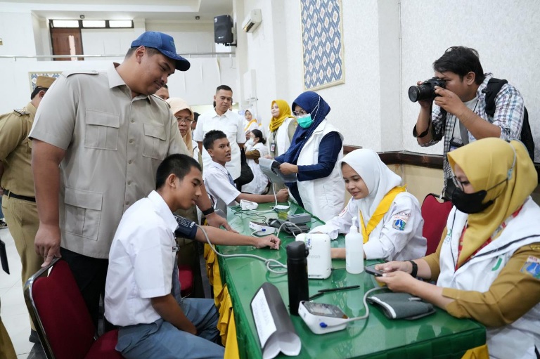 Menteri Pemuda dan Olahraga Republik Indonesia (Menpora RI) Dito Ariotedjo meninjau langsung program Cek Kesehatan Gratis (CKG) yang hari ini Senin (4/8) pagi dilaksanakan di SMK Negeri 26, Jakarta Timur. (foto:Herry/kemenpora.go.id)