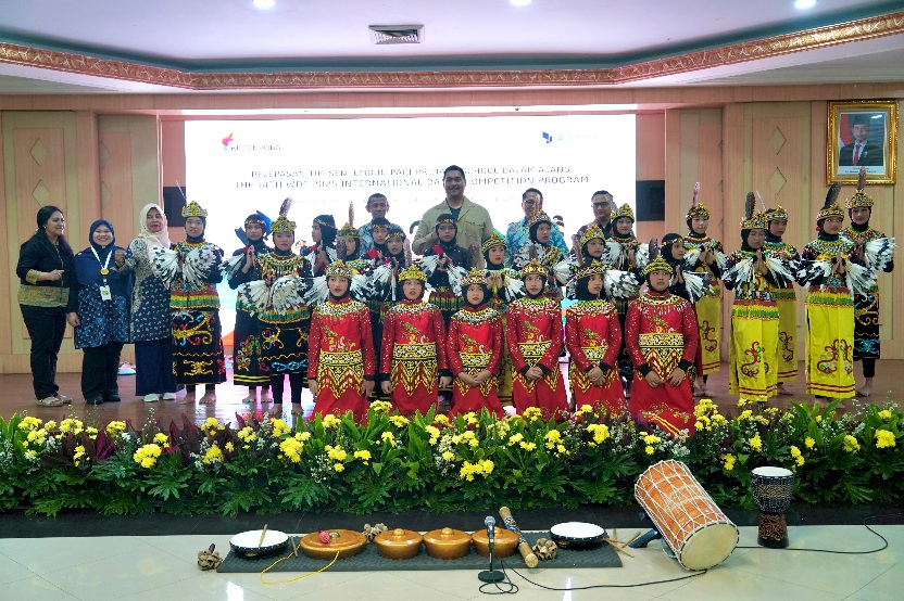 Menteri Pemuda dan Olahraga (Menpora) RI Dito Ariotedjo melakukan pelepasan Tim Seni Embun Pagi Primary School pada ajang "The 14th WDF 2025 International Dance Competition Program” di Auditorium Wisma Kemenpora, Jalan Gerbang Pemuda Nomor 3, Senayan, Rab
