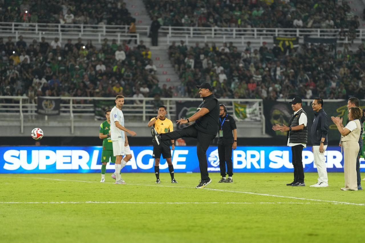 Menteri Pemuda dan Olahraga Republik Indonesia (Menpora RI) Dito Ariotedjo secara resmi membuka kompetisi BRI Super League 2025-2026. Pembukaan ditandai dengan tendangan kick off pada pertandingan antara Persebaya Surabaya dan PSIM Yogyakarta di Stadion G