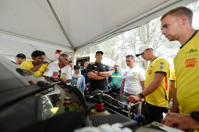 Menteri Pemuda dan Olahraga Republik Indonesia (Menpora RI), Dito Ariotedjo, meninjau langsung pelaksanaan FIA Asia Pacific Rally Championship (APRC) 2025 di Simalungun, Sumatera Utara, Sabtu (9/8). Menpora Dito mengapresiasi pelaksanaan ajang ini karena 