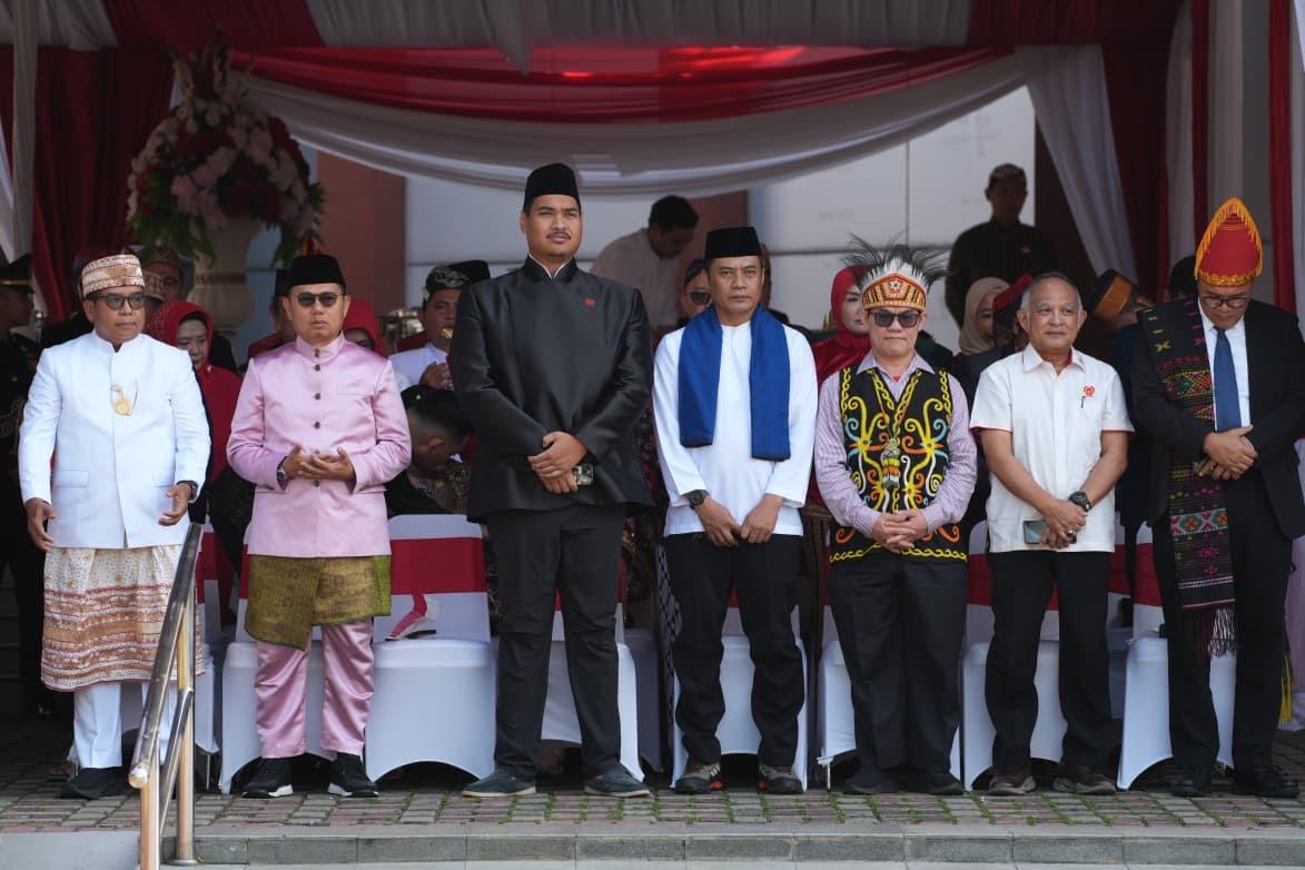Menteri Pemuda dan Olahraga Republik Indonesia (Menpora RI) Dito Ariotedjo menghadiri Upacara Peringatan Hari Ulang Tahun (HUT) ke-80 Kemerdekaan Republik Indonesia di Halaman Kantor Kemenpora, Senayan, Jakarta, Minggu (17/8) pagi.(Foto: Herry/kemenpora.g