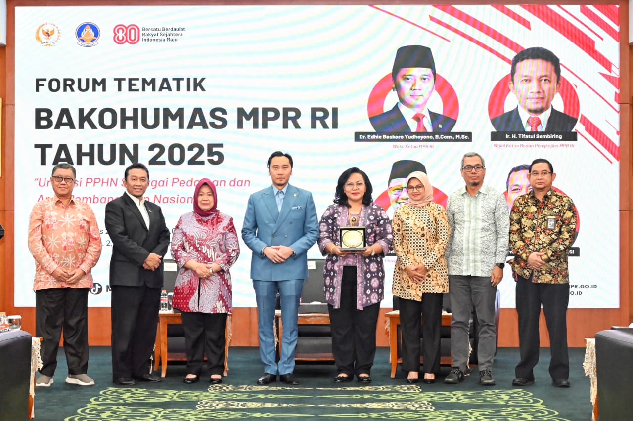 Majelis Permusyawaratan Rakyat Republik Indonesia (MPR RI) bersama Badan Koordinasi Hubungan Masyarakat (Bakohumas) menyelenggarakan Seminar Tematik Kehumasan bertajuk “Urgensi Pokok-Pokok Haluan Negara (PPHN) sebagai Pedoman dan Arah Pembangunan Nasional