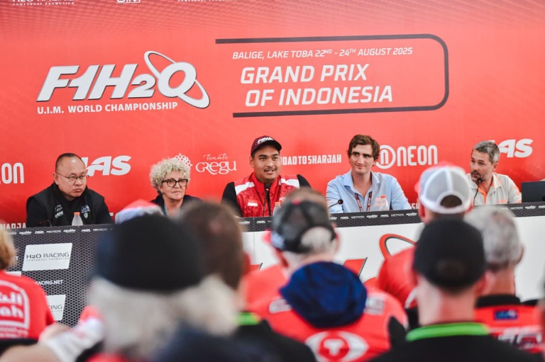 Menteri Pemuda dan Olahraga Republik Indonesia (Menpora RI) Dito Ariotedjo meninjau pelaksanaan F1 Powerboat 2025 di Balige, Kabupaten Toba, Sumatera Utara, Jumat (22/8). Menpora Dito memuji antusiasme dan penataan yang kini semakin baik. (foto:Andre/keme