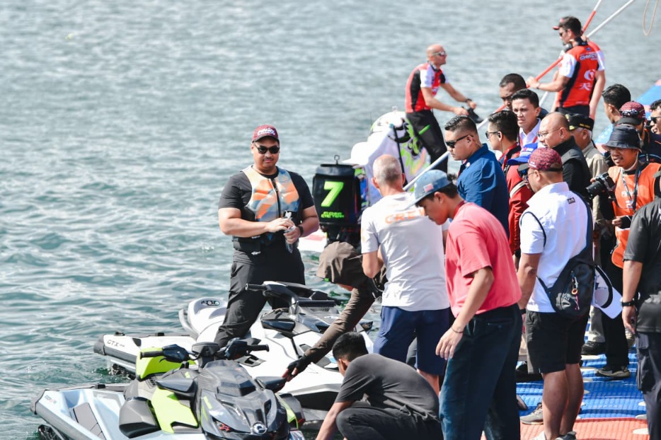 Menteri Pemuda dan Olahraga Republik Indonesia (Menpora RI) Dito Ariotedjo menyebut pelaksanaan F1 Powerboat di Danau Toba, Sumatera Utara menjadi upaya pemerintah dalam mempromosikan wisata olahraga (sport tourism) Indonesia ke panggung dunia. (foto:Andr