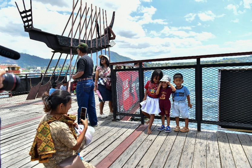 Gelaran F1 Powerboat yang kembali digelar di Danau Toba, Sumatera Utara disambut antusias oleh masyarakat lokal. Warga dari berbagai kalangan menyatakan kebanggaannya atas kehadiran ajang olahraga air internasional ini.(foto:Andre/kemenpora.go.id)