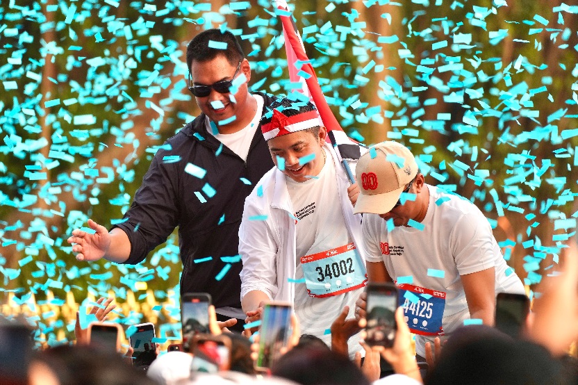 Menteri Pemuda dan Olahraga Republik Indonesia (Menpora RI) Dito Ariotedjo, bersama Menteri Sekretaris Negara Prasetyo Hadi, dan Seskab Teddy Indra Wijaya melepas ribuan peserta Merdeka Run 8.0K. (foto:Gilang/kemenpora.go.id)