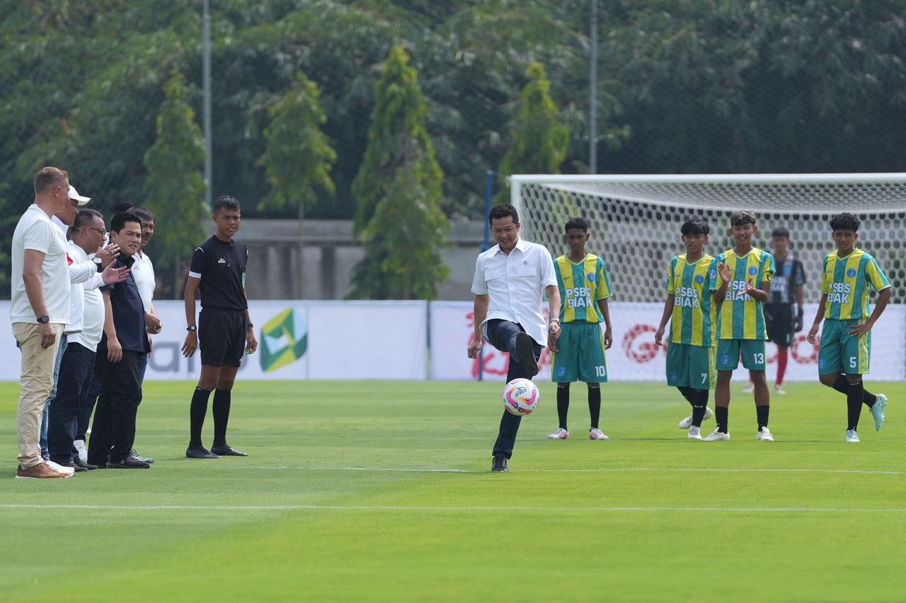 Tendangan Kick-off Wamenpora Taufik Buka Turnamen Nusantara Open 2025