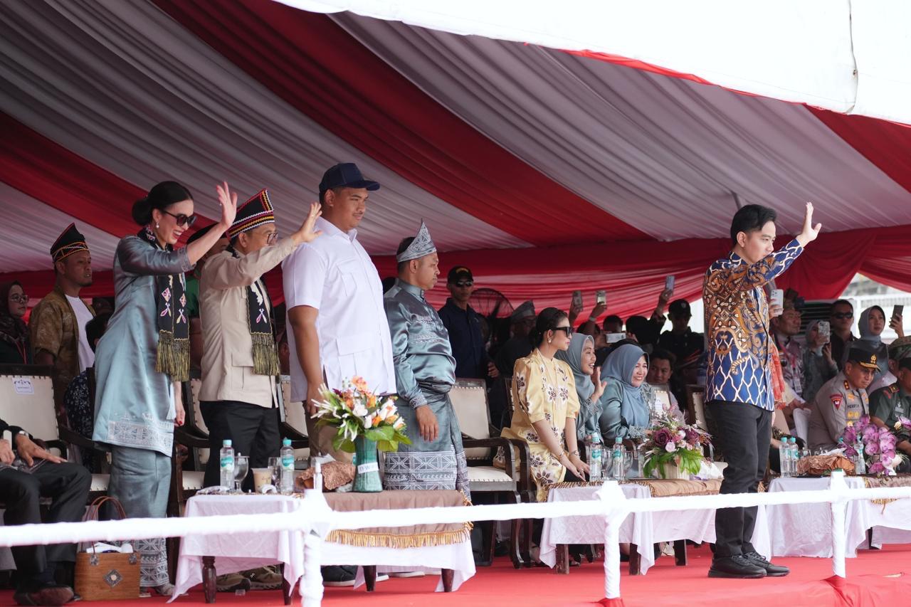 Menpora Dito Dampingi Wapres Gibran Buka Festival Pacu Jalur 2025 di Kabupaten Kuansing