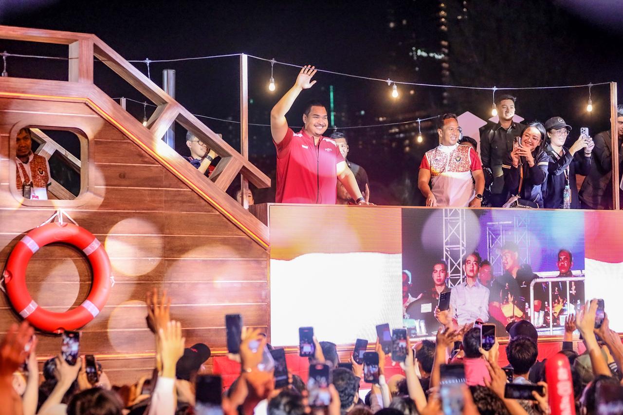 Menpora Dito dan Wamenpora Taufik Ramaikan Karnaval HUT ke-80 RI