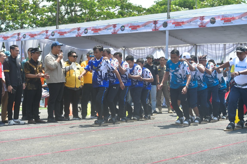 Menteri Pemuda dan Olahraga Republik Indonesia (Menpora RI) Dito Ariotedjo menghadiri Festival Olahraga Tradisional Bojonegoro yang digelar di GOR Utama Bojonegoro, Jawa Timur, Selasa (26/8).(foto:bagus/kemenpora.go.id)