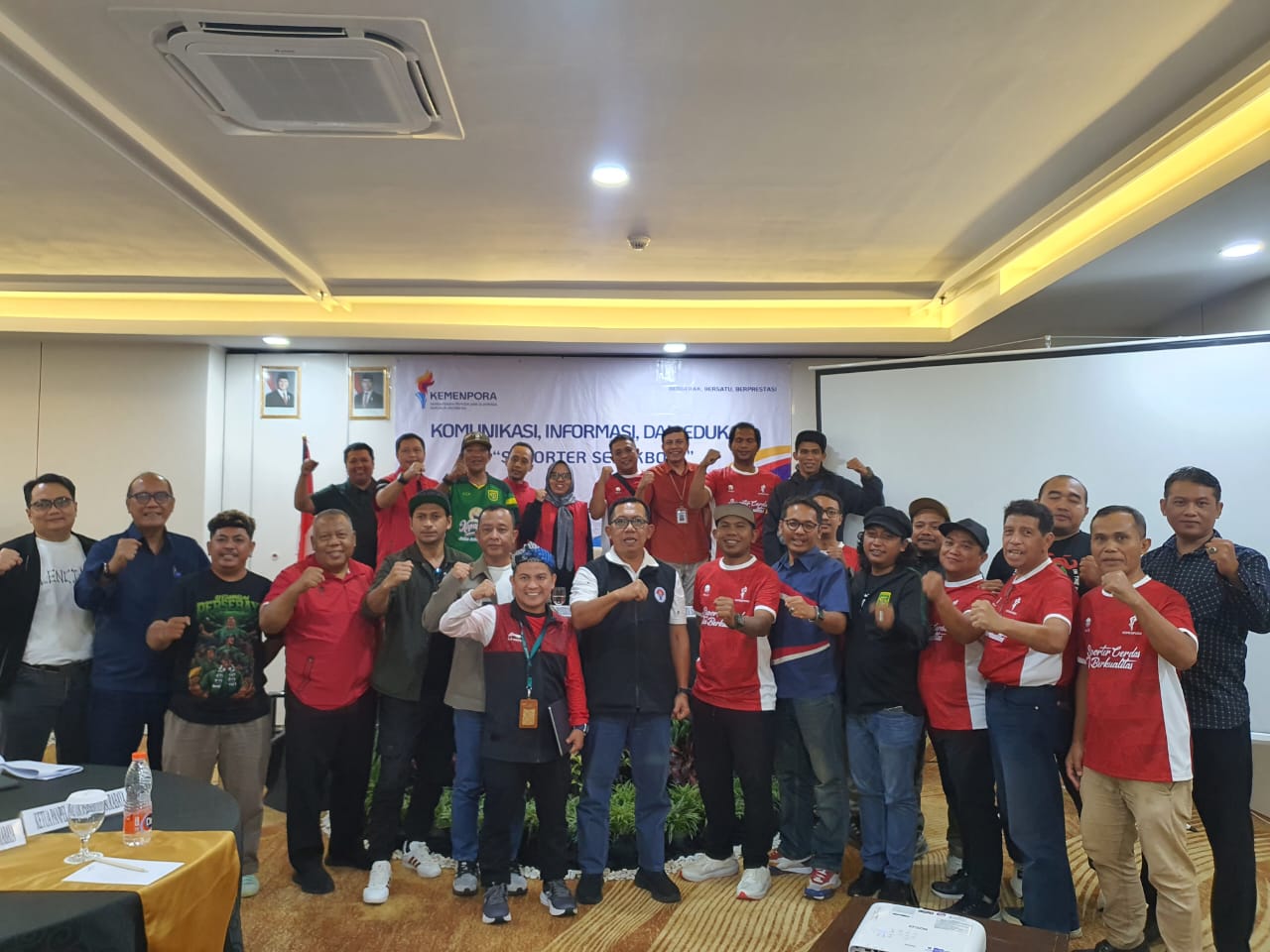 Kemenpora melalui Deputi Pengembangan Industri Olahraga dengan menggelar kegiatan Komunikasi, Informasi, dan Edukasi (KIE) Suporter Sepakbola dengan tema "Suporter Cerdas, Tim Berkualitas" di Hotel Grand Whizz, Surabaya, Selasa (9/10) sore.(foto:amar/keme