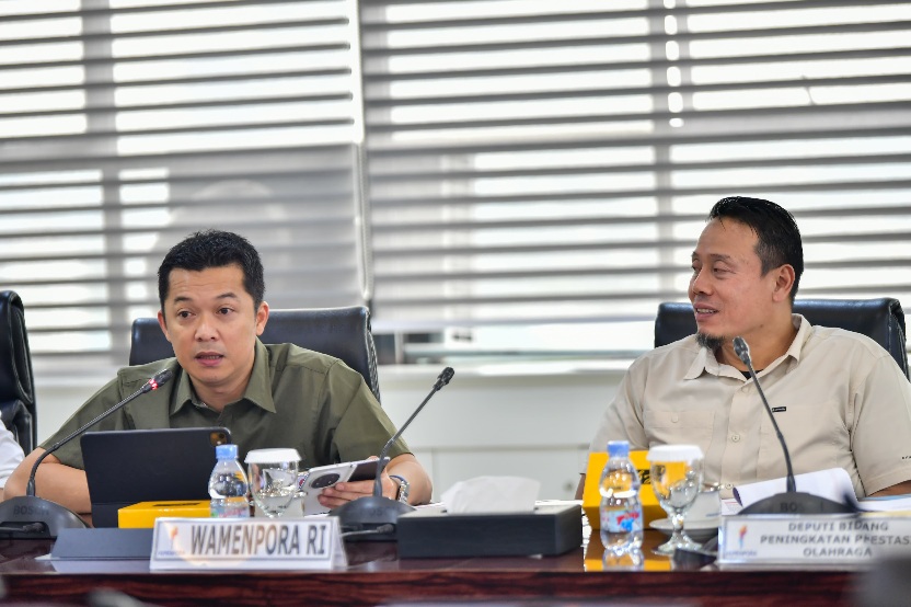 Wakil Menteri Pemuda dan Olahraga Republik Indonesia (Wamenpora RI), Taufik Hidayat, memimpin Rapat Koordinasi (Rakor) bersama Tim Reviu terkait persiapan atlet Indonesia menuju SEA Games ke-33 di Thailand, Senin (15/9) di Kantor Kemenpora. (foto:Andre/ke