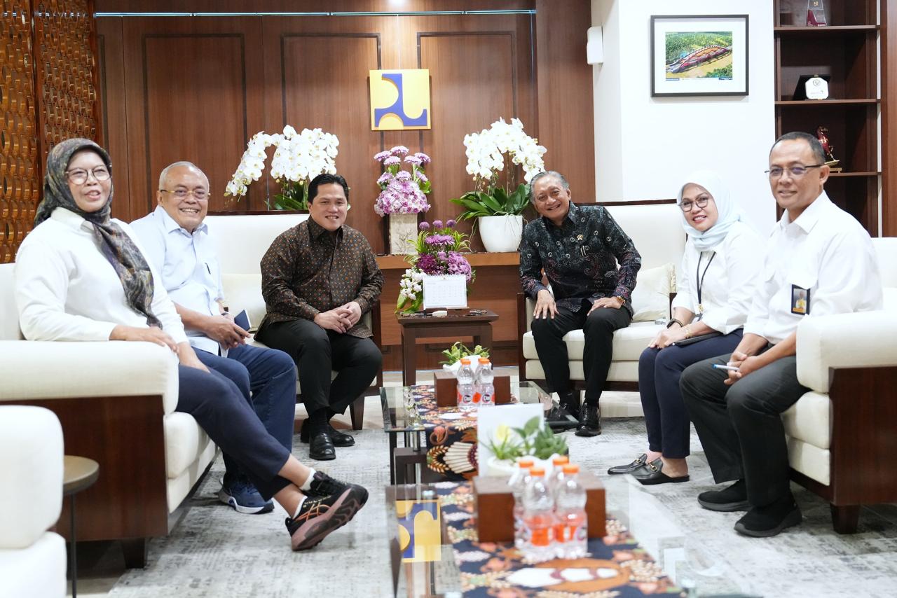 Menteri Pemuda dan Olahraga Republik Indonesia (Menpora RI), Erick Thohir, bertemu dengan Menteri Pekerjaan Umum (PU), Dody Hanggodo di Kementerian PU, Jakarta, Kamis (25/9). Pertemuan ini membahas Pusat Pelatihan Tim Nasional Indonesia di Cibubur, Jakart
