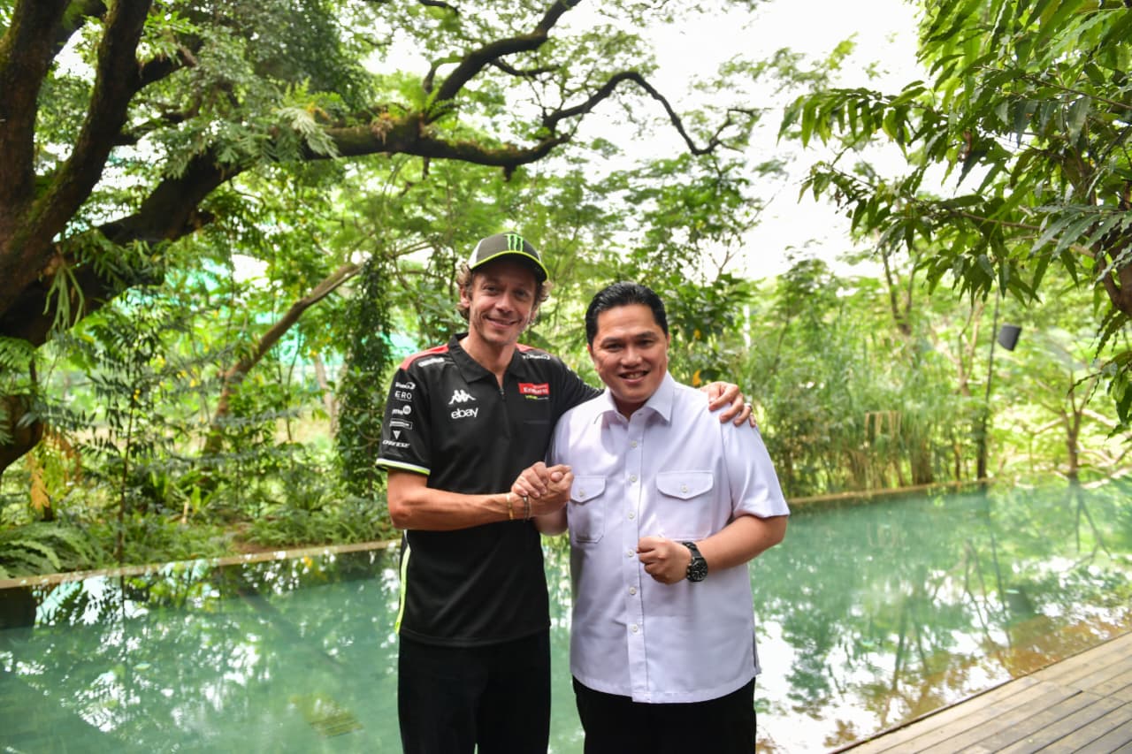 Menteri Pemuda dan Olahraga Republik Indonesia (Menpora RI) Erick Thohir menjamu legenda balap motor dunia, Valentino Rossi, di Jakarta. Jamuan santap siang ini berlangsung di salah satu restoran di kawasan Senayan, Selasa (30/9).(foto:Andre/kemenpora.go.