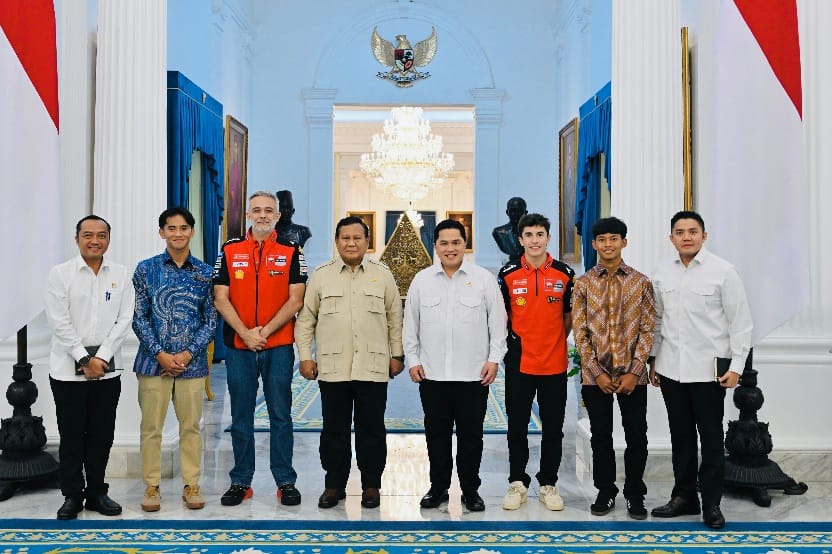 Presiden Prabowo menerima pebalap MotoGP dari Ducati Lenovo Marc Marquez di Istana Kepresidenan, Jakarta, Selasa (30/9) petang. Dalam kesempatan ini Presiden juga mempertemukan pebalap Indonesia Mario Suryo Aji dan Veda Ega Pratama dengan sang juara dunia