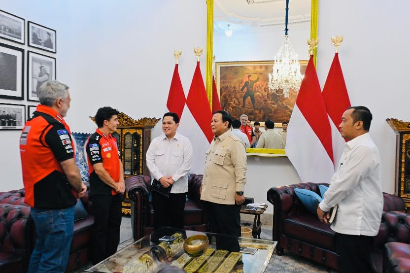 Presiden Prabowo Subianto menerima kunjungan juara dunia MotoGP 2025, Marc Marquez, di Istana Merdeka, Jakarta, Selasa (30/9). Dalam kesempatan tersebut, Presiden didampingi Menteri Pemuda dan Olahraga Republik Indonesia (Menpora RI) Erick Thohir.(foto:La