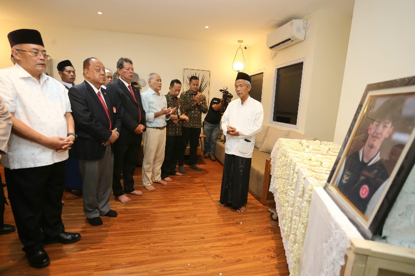 Sekretaris Kementerian Pemuda dan Olahraga (Sesmenpora) Gunawan Suswantoro ikut menjemput kedatangan jenazah atlet gimnastik artistik putra, Naufal Takdir Al Bari di Terminal Cargo Jenazah Bandara Internasional Soekarno-Hatta (Soetta), Tangerang, Banten,