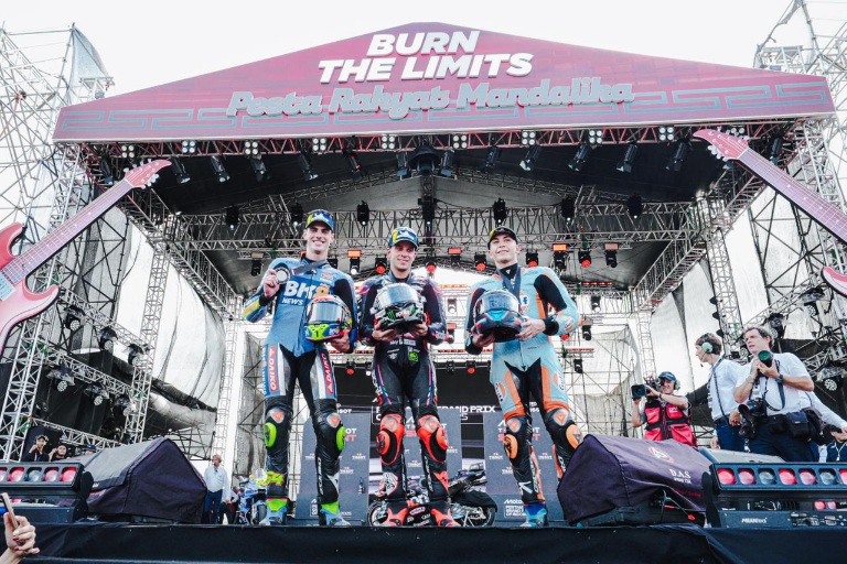 Hasil kualifikasi MotoGP Mandalika 2025 yang digelar di Pertamina Grand Prix of Indonesia 2025 Mandalika, NTB, Sabtu (4/10), mencatatkan rider Aprilia Racing Marco Bezzecchi berhasil menjadi yang tercepat, hasil ini juga menyegel posisi start untuk balapa