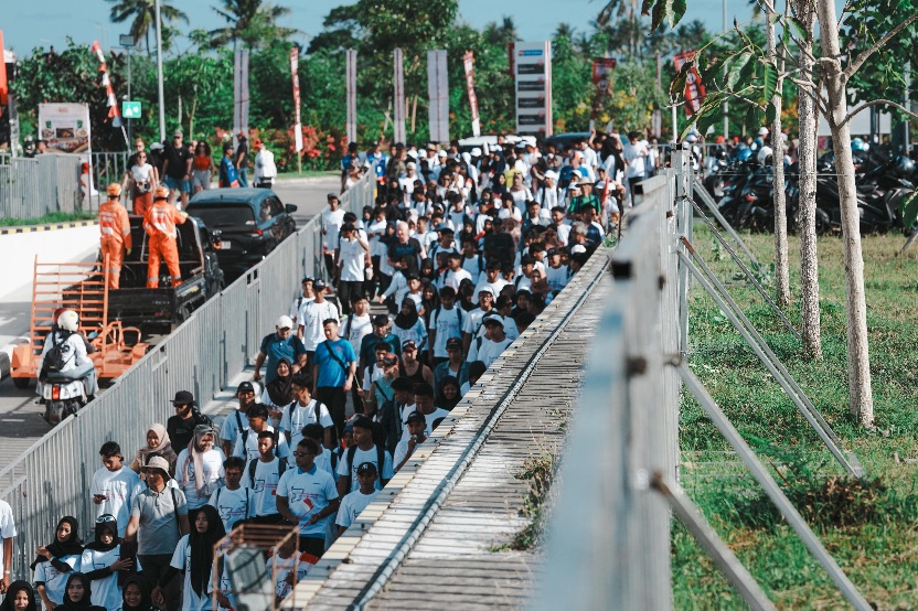 Para penonton nampak antusias saat hadir untuk menyaksikan gelaran MotoGP Mandalika 2025 di Pertamina Mandalika International Circuit, Lombok, NTB, Sabtu (4/10). (foto: Injourney)