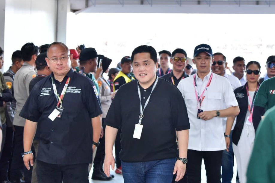 Menteri Pemuda dan Olahraga Republik Indonesia (Menpora RI) Erick Thohir didampingi Wakil Menteri Pemuda dan Olahraga Republik Indonesia (Wamenpora RI) Taufik Hidayat, menyaksikan lomba balap MotoGP di Pertamina Mandalika International Sircuit, Lombok, Nu