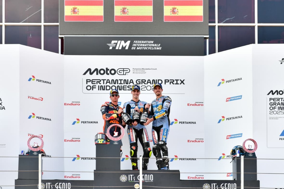 Rider BK8 Gresini Ducati Fermin Aldeguer berhasil memenangkan seri ke-18 MotoGP 2025 di Pertamina Mandalika International Circuit, Lombok, NTB, Minggu (5/10). Sementara posisi kedua berhasil direbut rider Red Bull KTM Pedro Acosta dan Alex Marquez dari BK