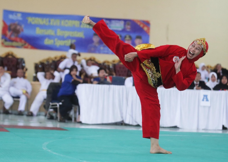 Semangat juang tak mengenal usia. Hal itu dibuktikan oleh Tuti Winarni, pesilat andalan Kementerian Pemuda dan Olahraga (Kemenpora), yang sukses menyabet dua medali emas pada ajang Pekan Olahraga Nasional (Pornas) Korpri XVII Tahun 2025 di Palembang, Juma