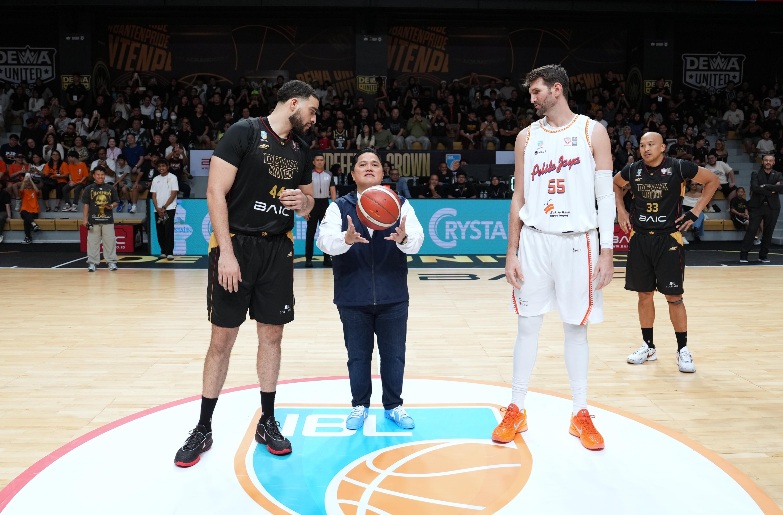 Menpora RI, Erick Thohir, melakukan tip-off atau jump ball sebagai tanda dibukanya Indonesian Basketball League (IBL) musim 2026.(foto:Herry/kemenpora.go.id)