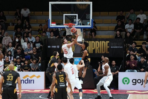 Dewa United Banten mengawali perjalanan Indonesian Basketball League (IBL) 2026 dengan  dipaksa menyerah oleh Pelita Jaya Basketball dengan skor 82-98 di Dewa United Arena, Tangerang, Sabtu (10/1).(foto:Herry/kemenpora.go.id)