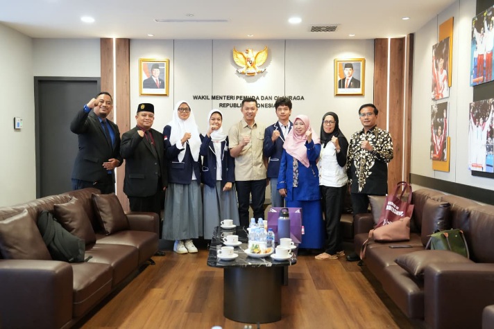 Wamenpora Taufik Hidayat menerima dua atlet pelajar peraih medali SEA Games 2025 Thailand di Kemenpora, Jakarta, Selasa (13/1).(foto:Herry/kemenpora.go.id)