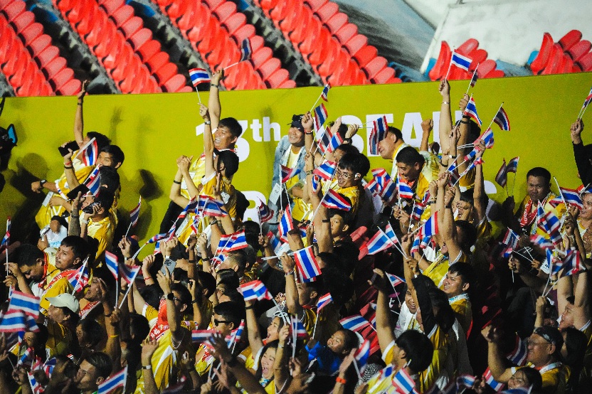 Ribuan pengunjung terlihat memadati 80th Birthday Anniversary Stadium, Nakhon Ratchasima, Thailand, Selasa (20/1). (foto:Andre/kemenpora.go.id)