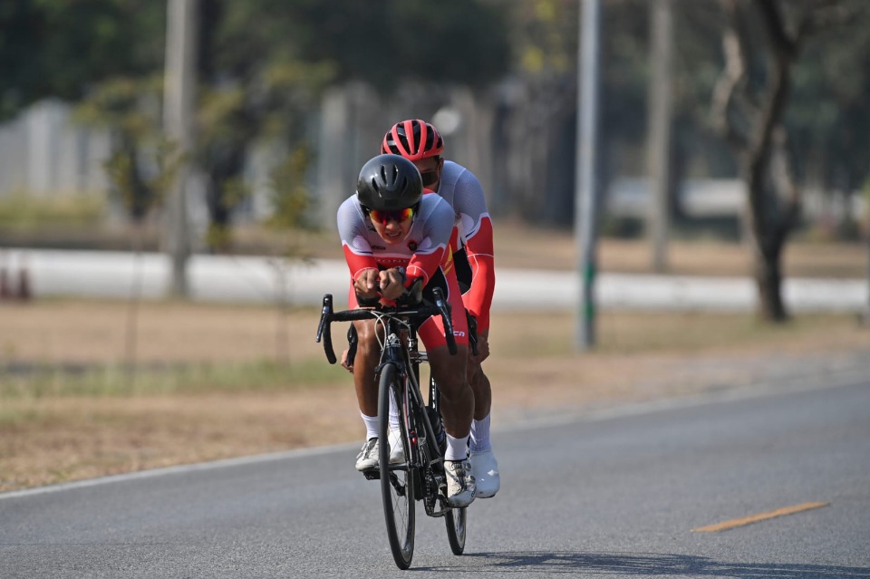 Atlet para balap sepeda Indonesia, Nurfendi, sukses mempersembahkan medali emas pertama bagi Indonesia di ajang ASEAN Para Games 2025 Thailand. (foto: nocindonesia)