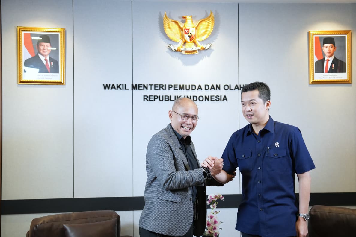 Wamenpora Taufik Hidayat wawancara dengan Direktur Pemberitaan Tribun Network, Febby Mahendra Putra di Lantai 8, Kemenpora, Senayan, Jakarta, Kamis (22/01) pagi. (foto:herry/kemenpora.go.id)