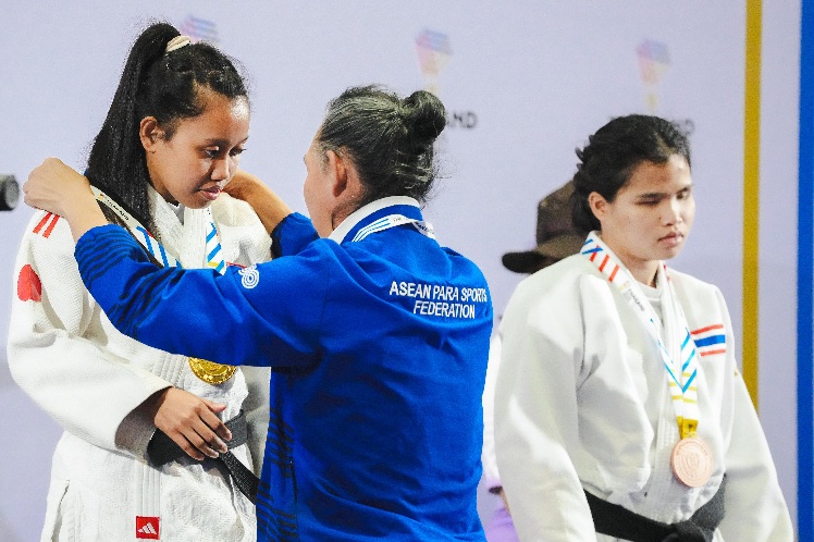 Atlet para judo putri Indonesia Novia Larassati berhasil menambah medali emas untuk kontingen Indonesia. (foto: Andre/kemenpora.go.id)