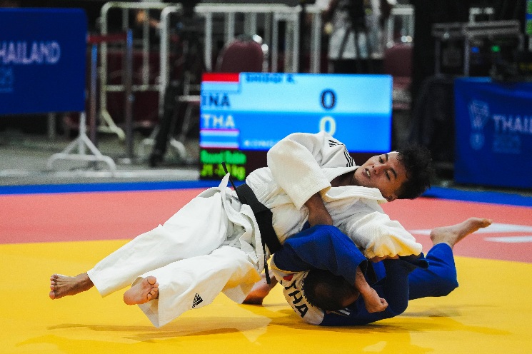Atlet putra para judo Indonesia, Rafli Ahnaf Shidqi berhasil meraih emas pada laga final para judo nomor Under 70 kg Putra J1.(foto:Andre/kemenpora.go.id)