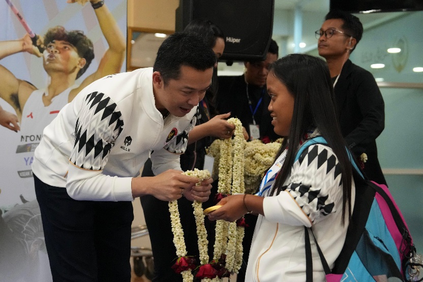 Wamenpora RI Taufik Hidayat, menyambut kepulangan kontingen Indonesia usai berjuang dalam ajang ASEAN Para Games 2025 Thailand di Bandara Adi Soemarmo, Boyolali, Jawa Tengah, Selasa (27/1). (foto:Gilang/kemenpora.go.id