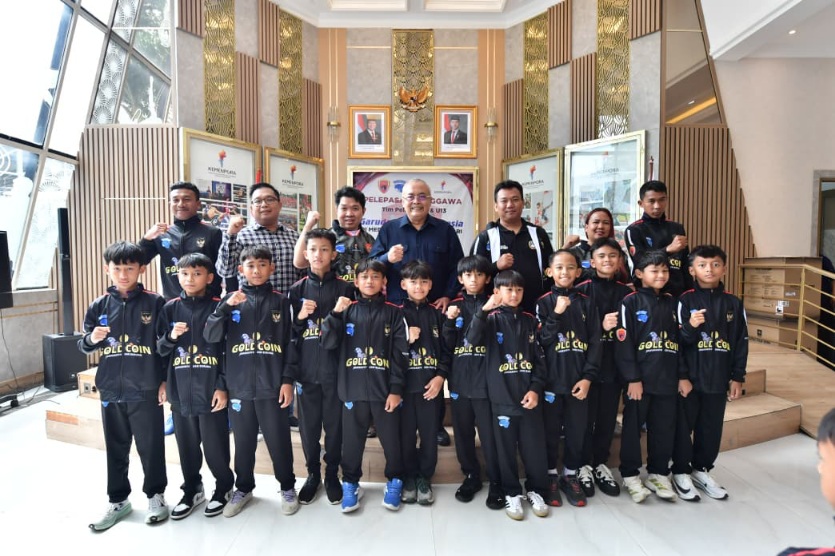 Sesmenpora RI Gunawan Suswantoro melepas Tim Pelajar Garuda Muda Indonesia untuk mengikuti ajang Bangkok International Youth Football Festival 2026, Senin, (2/2) di Media Center Kemenpora.(foto:bagus/kemenpora.go.id)