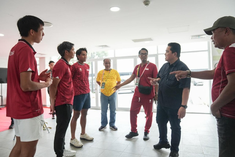 Menpora Erick memberi motivasi kepada pemain tenis Indonesia yang turun di ajang World Group II Play-off ajang Davis Cup 2026 di Stadion Tenis GBK Jakarta.(foto: istimewa)