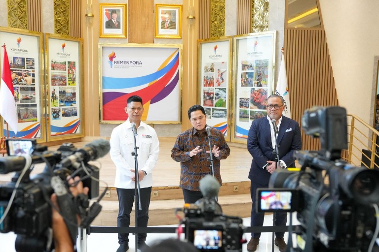 Menpora Erick bertemu Dubes Indonesia untuk Malaysia Raden Dato Mohammad Iman Hascarya Kusumo dan Presiden NOC Indonesia Raja Sapta Oktohari di Graha Kemenpora, Jumat (20/2) sore.(foto:Andre/kemenpora.go.id)