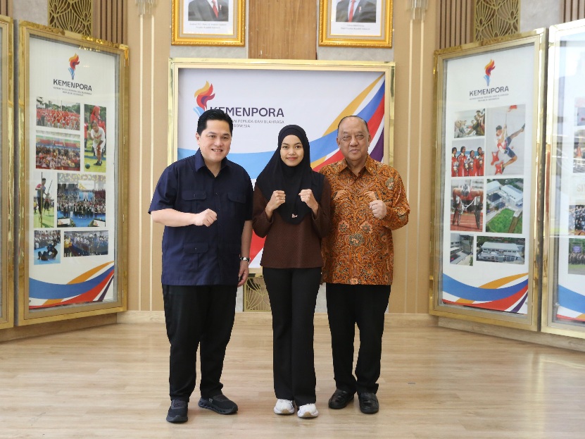 Menpora RI, Erick Thohir, menerima atlet kickboxing nasional, Viona Amalia Adinda Putri di Kemenpora, Jakarta, Jumat (13/3).(foto:istimewa)